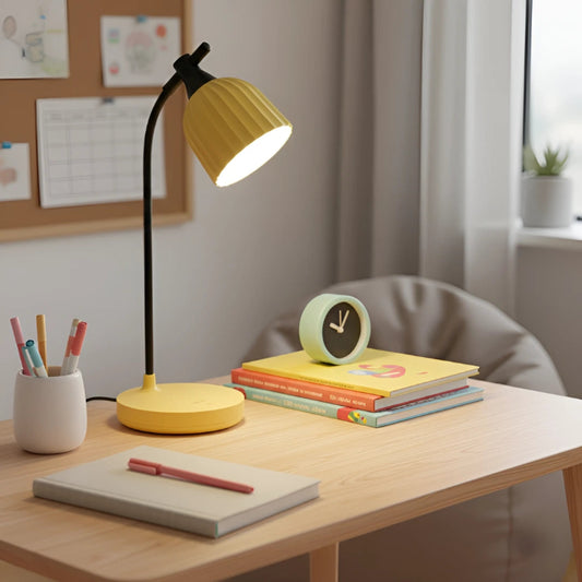 Lampe de Bureau Enfant Pastel LED posée sur un bureau en bois