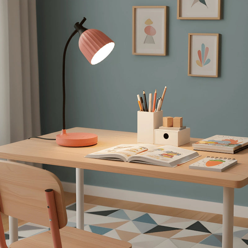 Lampe de Bureau Enfant Pastel LED placée sur un espace de lecture enfant