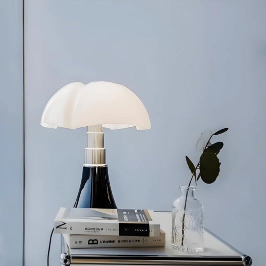 Lampe de Bureau Florence Italienne sur un petit bureau chromé