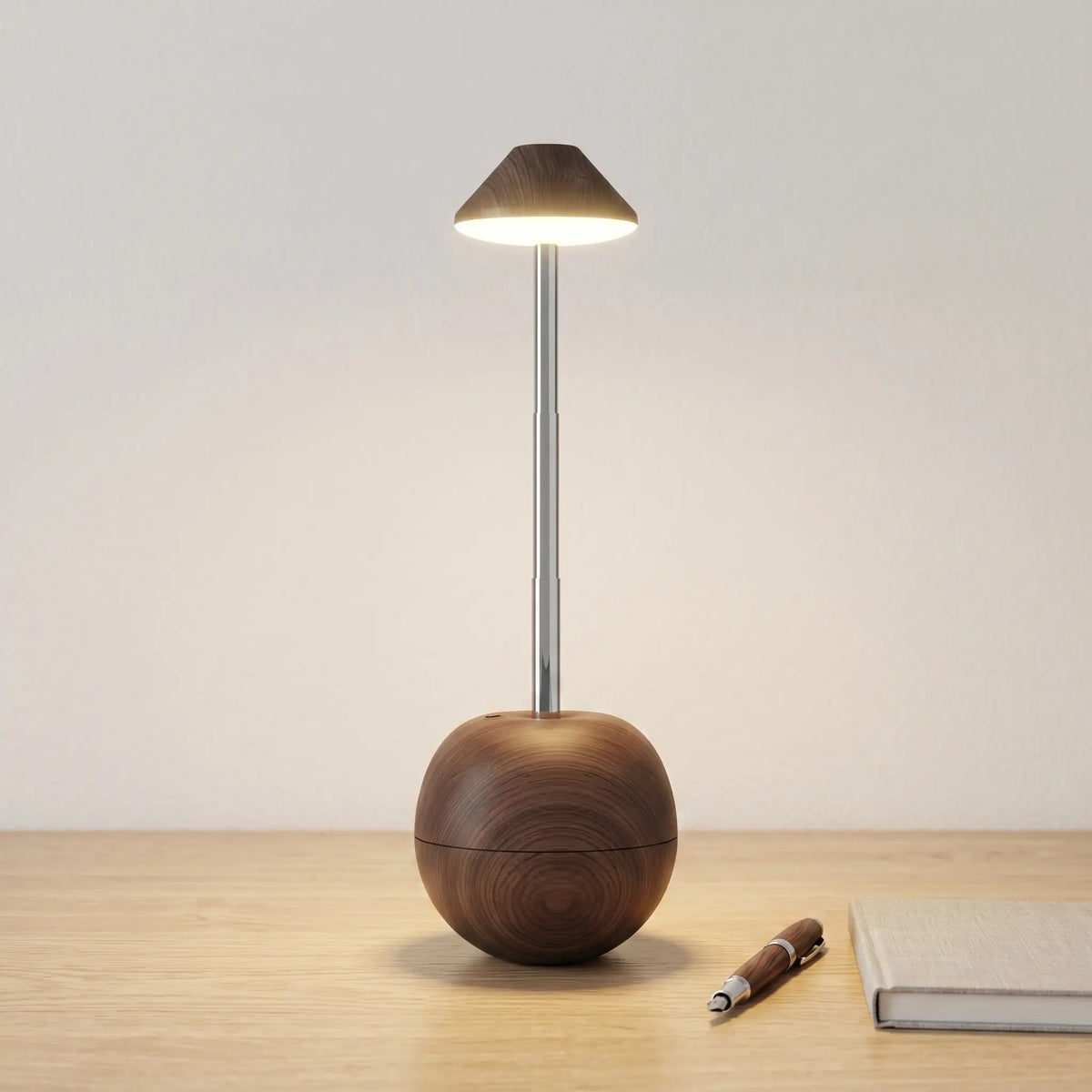 Lampe de Bureau Inclinable LED en Bois sur un espace de travail en bois clair