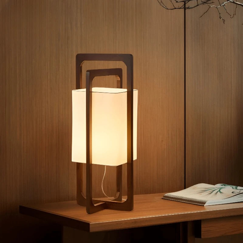 Lampe de Bureau Japonaise Wabi-Sabi en Noyer installée sur un espace de lecture en bois épais