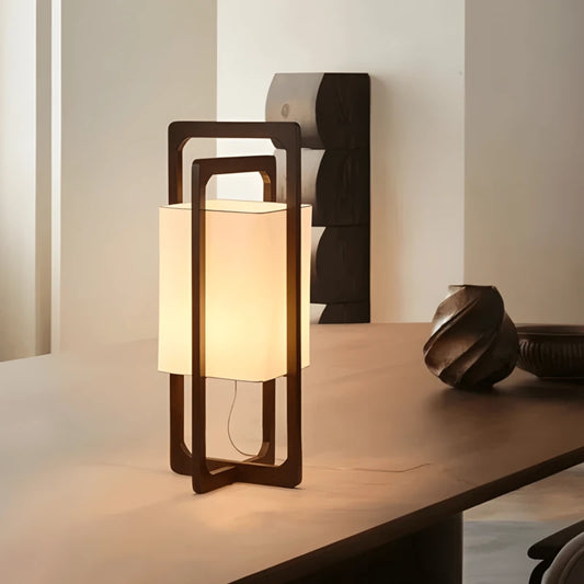 Lampe de Bureau Japonaise Wabi-Sabi en Noyer sur un bureau en bois large