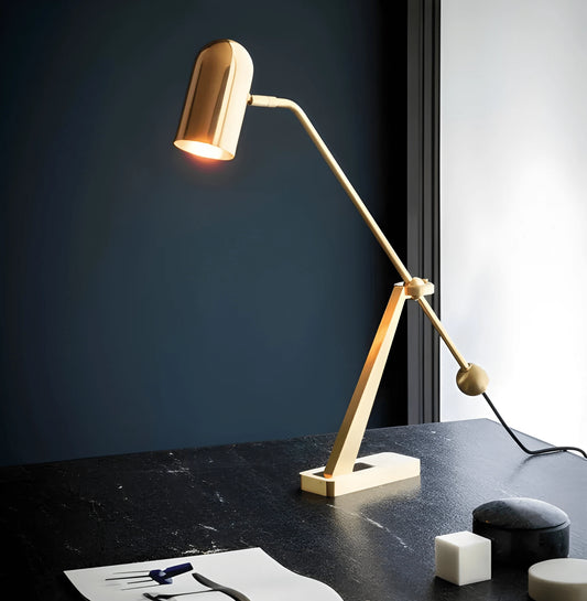 Lampe de bureau en Laiton Doré Brossé sur un bureau en marbre noir