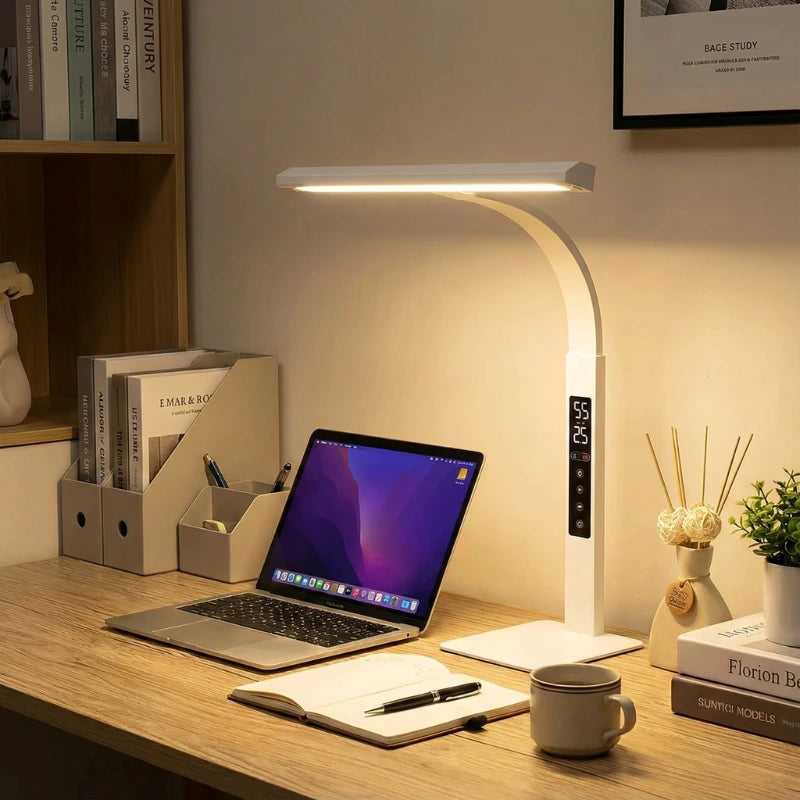 Lampe de Bureau LED 12W avec Minuteur  placée sur un bureau en bois clair