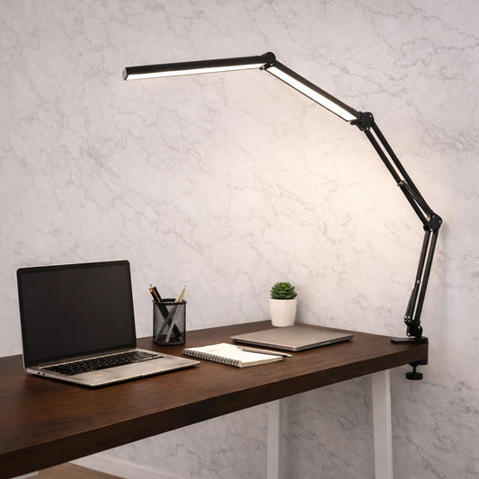 Lampe de Bureau LED puissante à pince sur un bureau en bois foncé