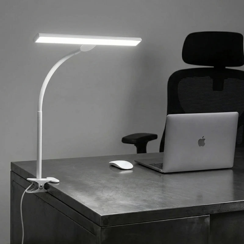 Lampe de Bureau LED à Pince 10W blanche sur un bureau en métal gris