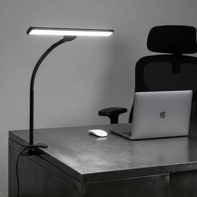 Lampe de Bureau LED à Pince 10W placée sur la droite d'un bureau en métal gris