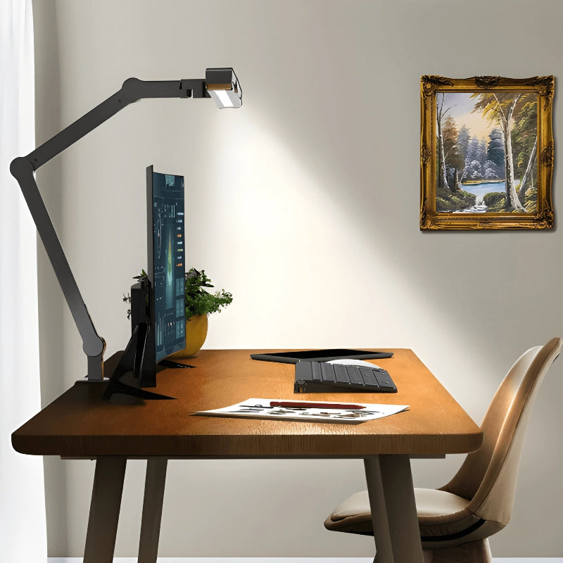 Lampe de Bureau LED à Pince Double Bras Articulée placée sur un bureau en bois foncé