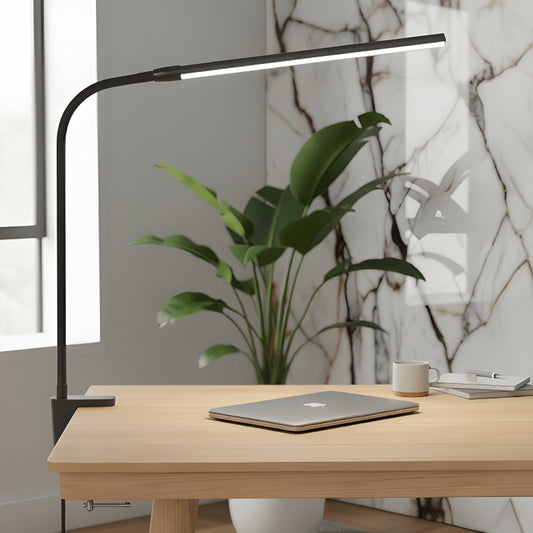 Lampe de Bureau LED à Pince Fine posée sur un bureau en bois clair
