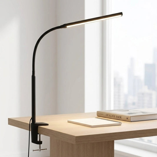 Lampe de Bureau LED à Pince Flexible placée sur un bureau en bois clair