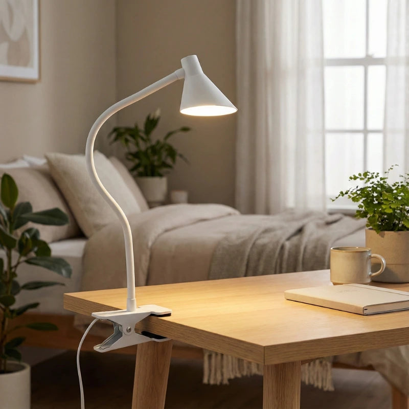 Lampe de Bureau LED à Pince Lumia configurée sur un bureau en bois clair