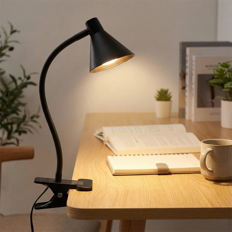 Lampe de Bureau LED à Pince Lumia derrière un bureau en bois