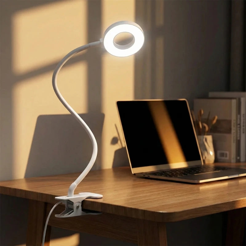 Lampe de Bureau À Pince pour Enfants blanche sur la gauche d'un bureau en bois foncé