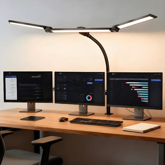 Lampe de Bureau LED à Pince Triple Tête Articulée placée sur un bureau en bois