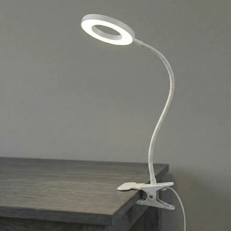 Lampe de Bureau LED USB Col de Cygne à Pince blanche sur un bureau