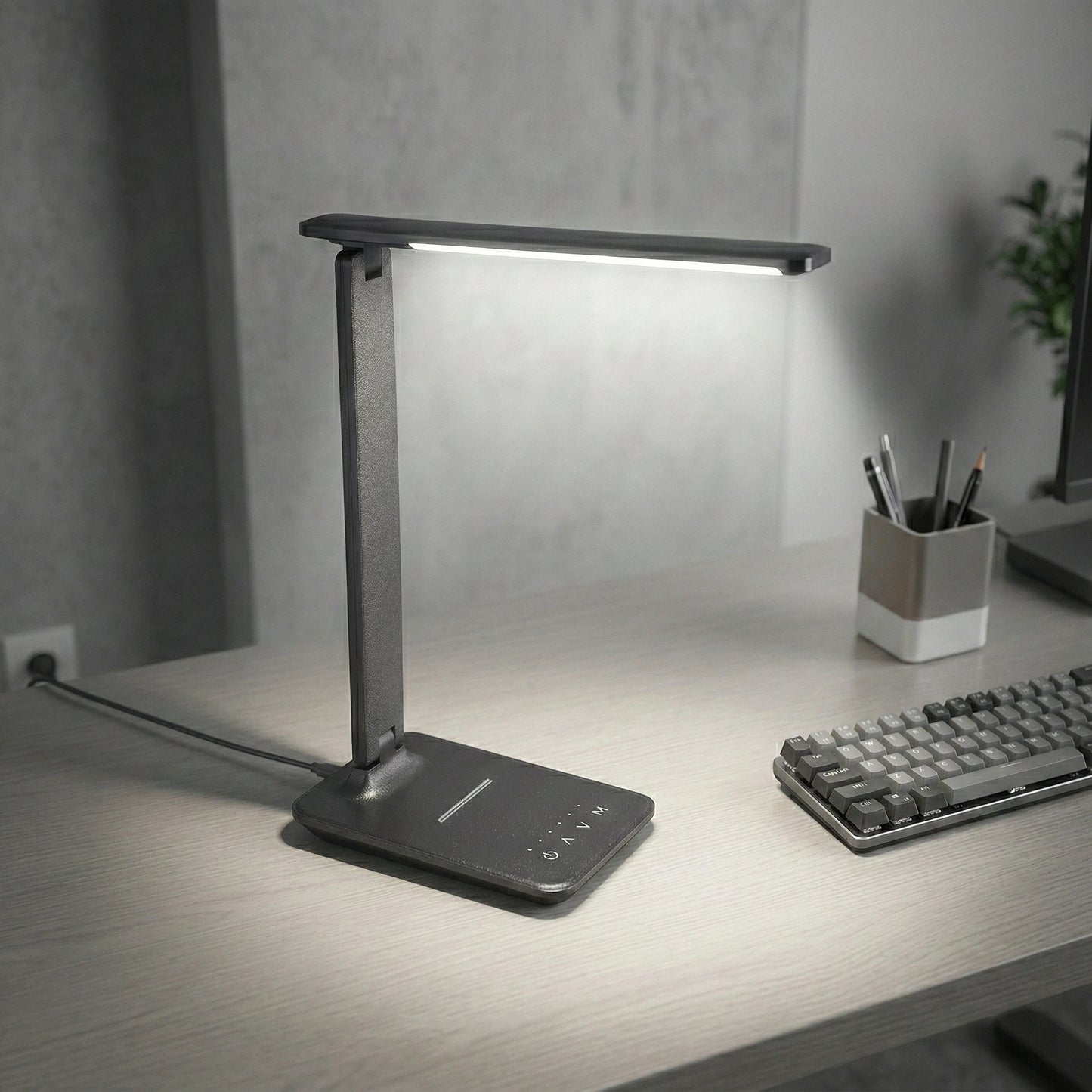 Lampe de Bureau LED Anthracite sur un bureau en bois épais
