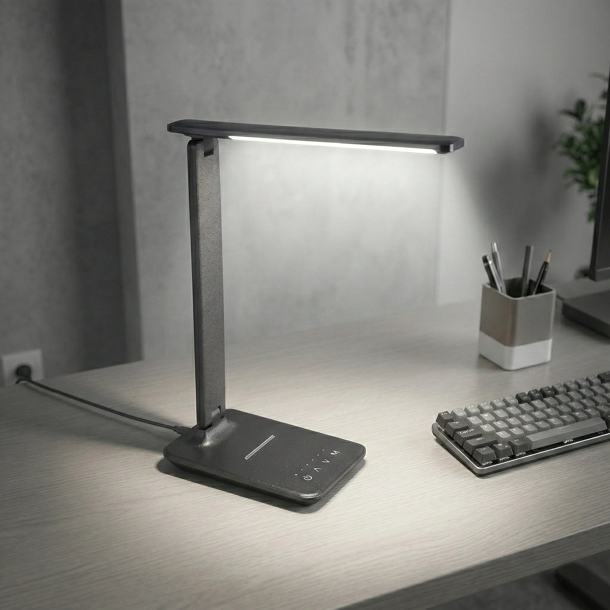 Lampe de Bureau LED Anthracite sur un bureau en bois épais
