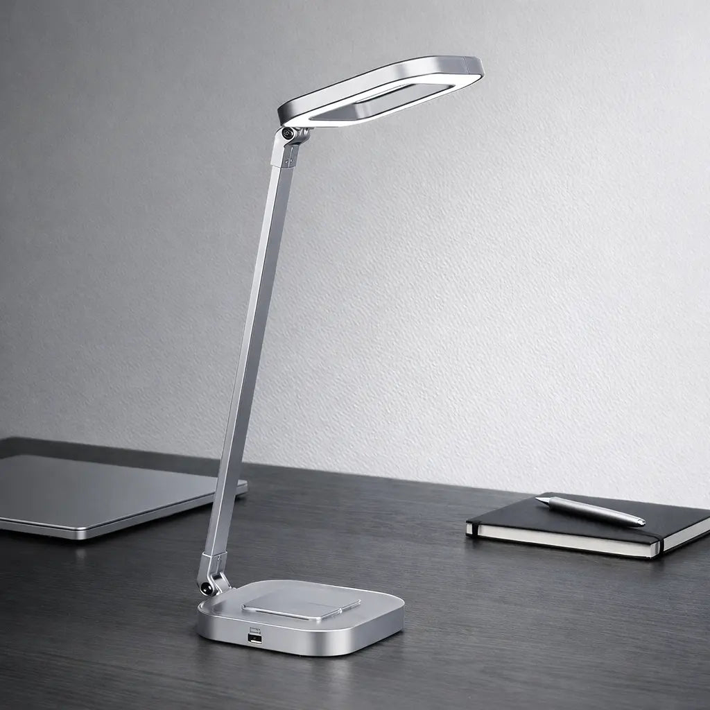 Lampe de Bureau LED Apex sur un espace de travail en bois foncé