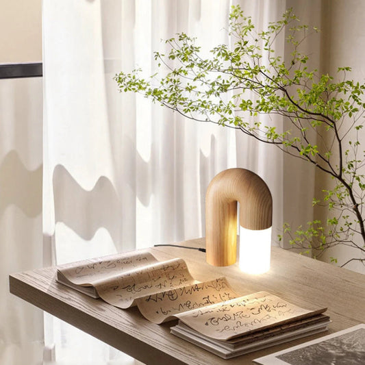 Lampe de Bureau LED Arche de Bois posée sur un bureau en bois clair