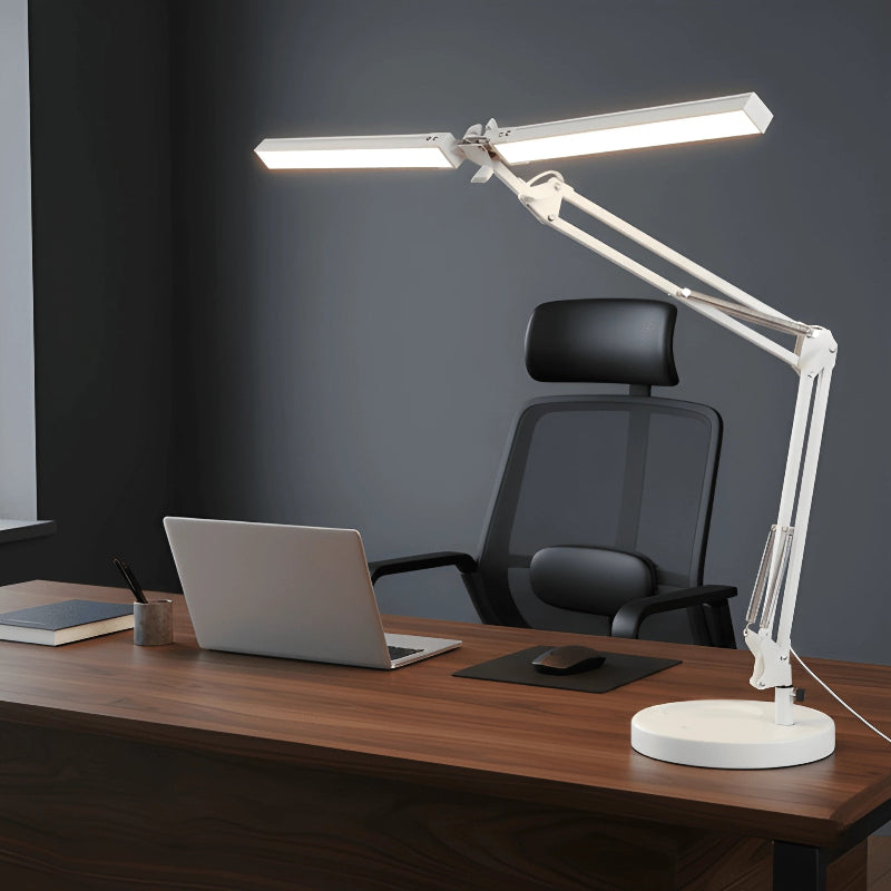 Lampe de Bureau LED Architecte 24W blanche au-dessus du bureau, offrant un éclairage homogène pour un espace de travail moderne et ordonné.