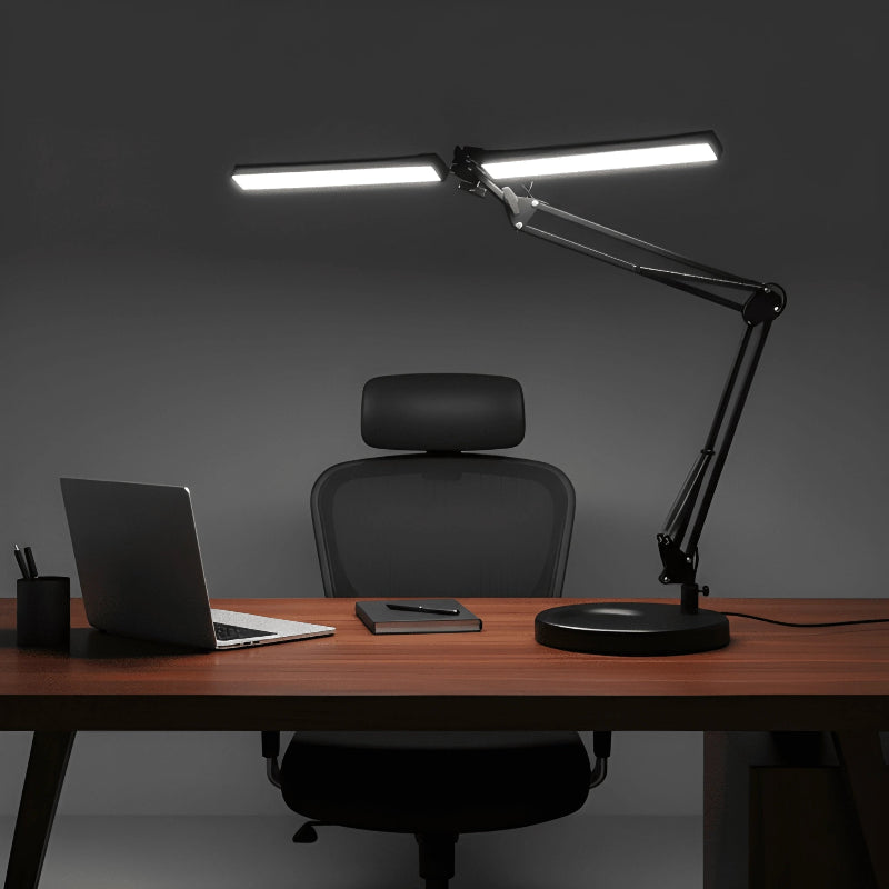 Lampe de Bureau LED Architecte 24W noire posée sur un bureau en bois, configurée pour éclairer une zone de travail large avec un bras articulé long.