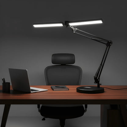 Lampe de Bureau LED Architecte 24W noire posée sur un bureau en bois, configurée pour éclairer une zone de travail large avec un bras articulé long.