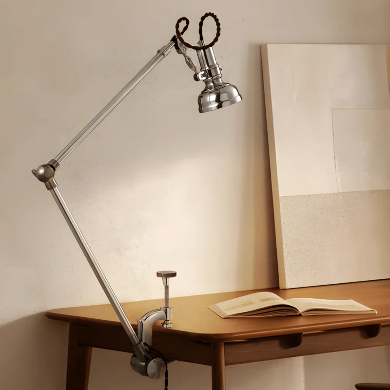 Lampe de Bureau LED Articulée Design Italien placée sur un espace de travail en bois foncé