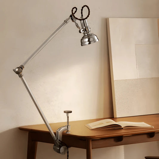 Lampe de Bureau LED Articulée Design Italien placée sur un espace de travail en bois foncé