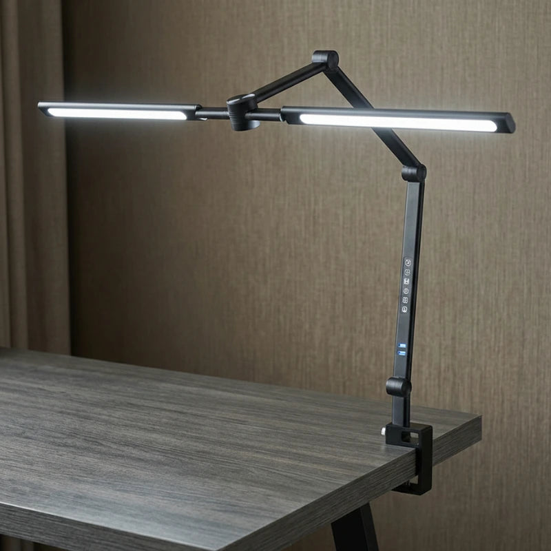 Lampe de Bureau Articulée à Pince Métallique  sur un bureau en bois gris