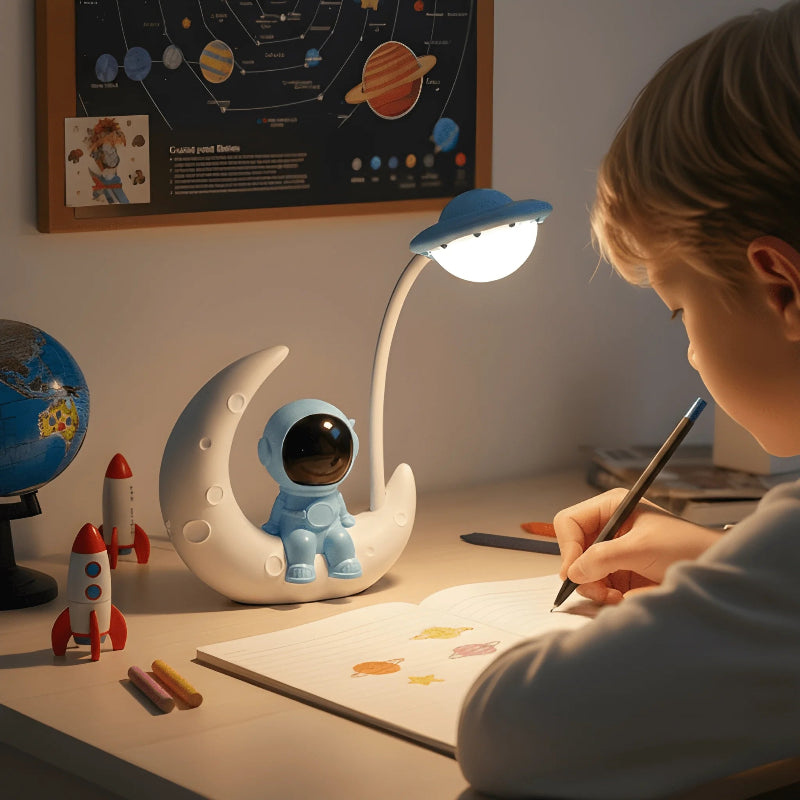 Lampe de Bureau Enfant Astro-Lune sur un bureau blanc 
