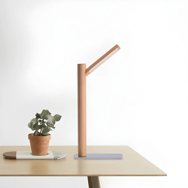 Lampe de bureau LED branche de bois clair installée sur un fin bureau en bois