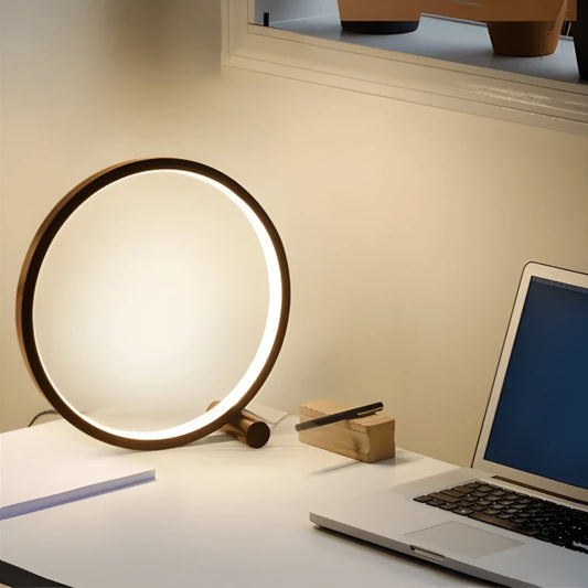 Une lampe de bureau LED en cercle sur un bureau