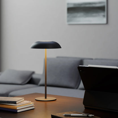 Lampe de Bureau LED Champignon Sans-fil sur un bureau en bois foncé