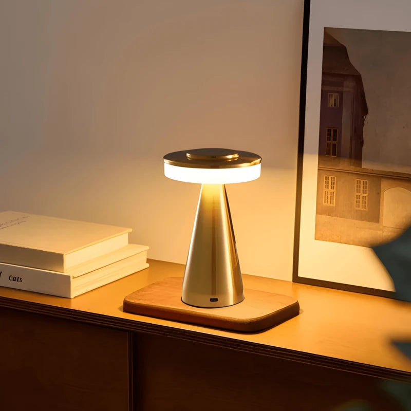 Lampe de bureau champignon LED sur une commode moderne