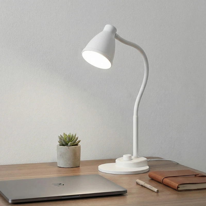 Lampe de bureau LED Classique blanche au-dessus d'un espace de travail en bois foncé