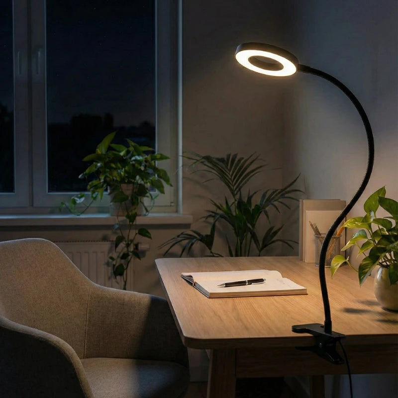 Lampe de Bureau LED USB Col de Cygne à Pince placée sur la droite d'un bureau en bois