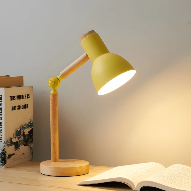 Lampe de bureau LED colorée jaune sur un bureau