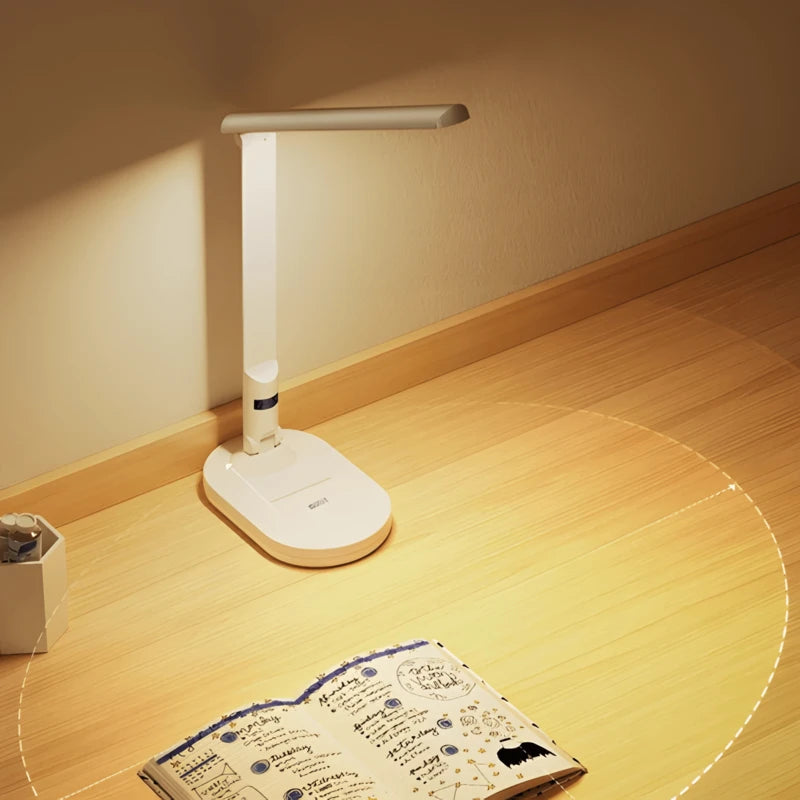 Lampe de bureau LED compacte qui éclaire l'ensemble d'un bureau