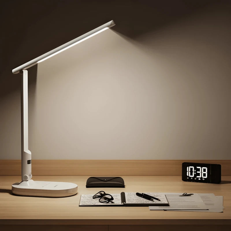 Lampe de bureau LED compacte qui éclaire un b bureau en bois clair