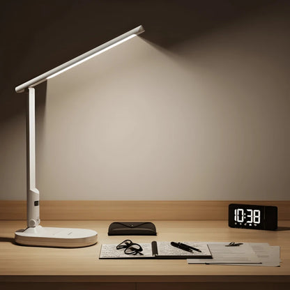 Lampe de bureau LED compacte qui éclaire un b bureau en bois clair