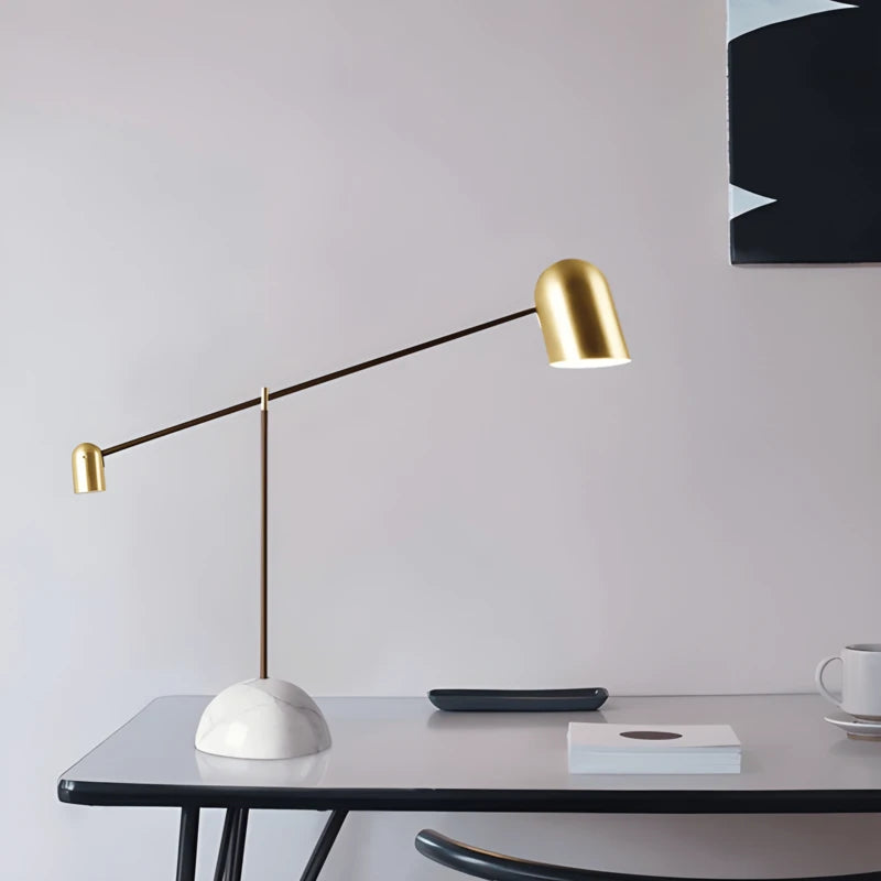 Lampe de bureau LED design articulée dorée sur un bureau moderne