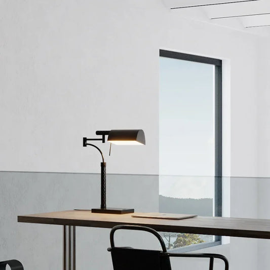 Lampe de Bureau LED Design Atelier placée sur un bureau en bois clair