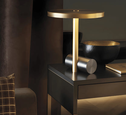 Lampe de Bureau LED Design Disque Doré au-dessus d'un bureau noir