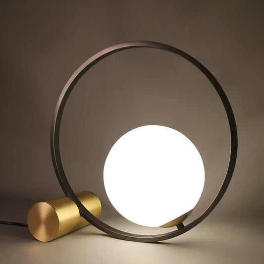 Lampe de Bureau LED Design Halo sur un espace de travail beige