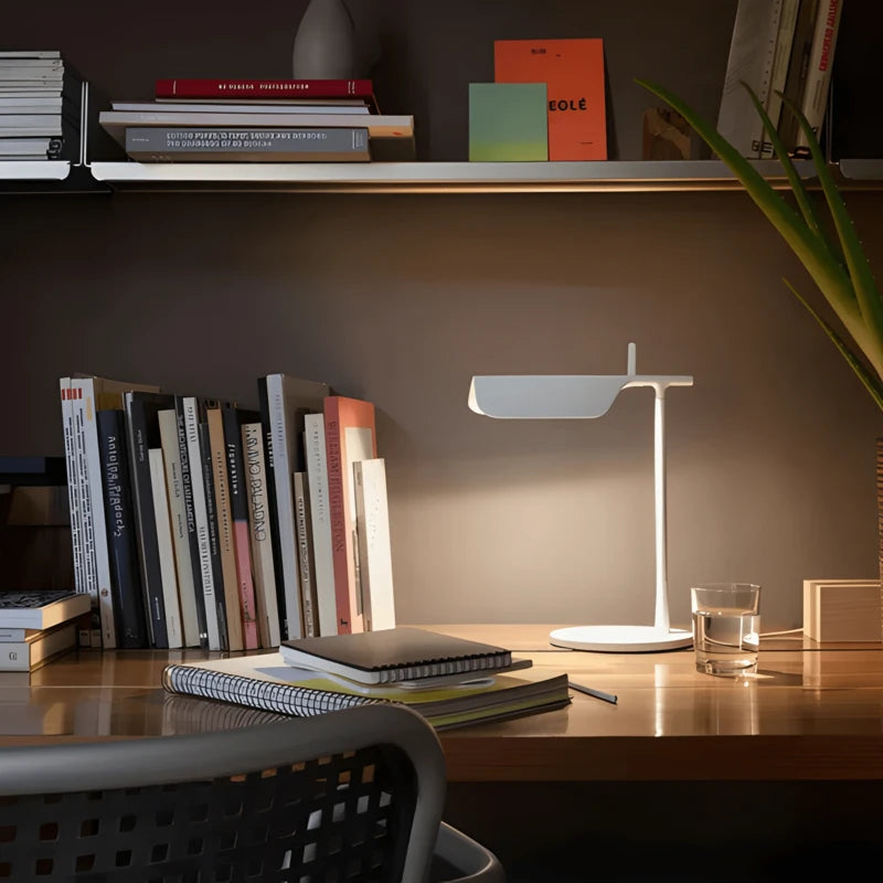 Lampe de bureau LED blanche design italien placée sur un bureau d'études
