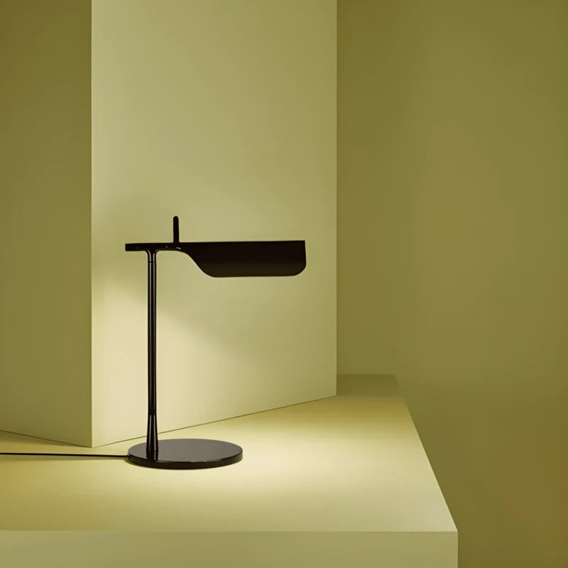 Lampe de bureau LED blanche design italien sur un bureau vert moderne