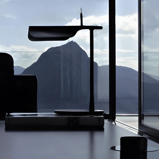 Lampe de bureau LED noire design italien posée sur un bureau sophistiqué