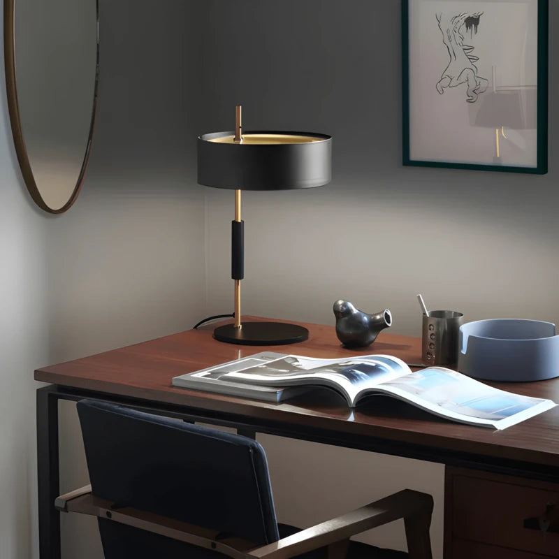 Lampe de bureau LED design moderne install sur un bureau en bois haut de gamme
