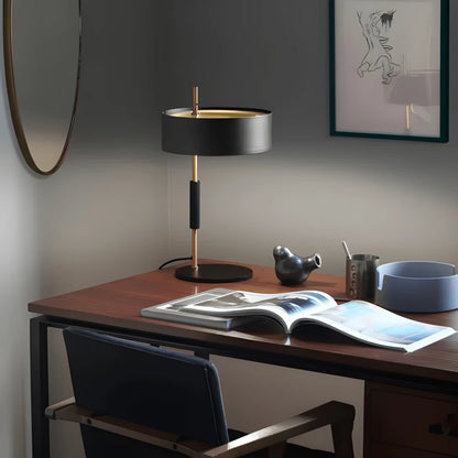 Lampe de bureau LED design moderne install sur un bureau en bois haut de gamme