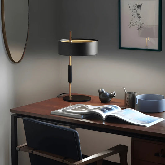 Lampe de bureau LED design moderne install sur un bureau en bois haut de gamme
